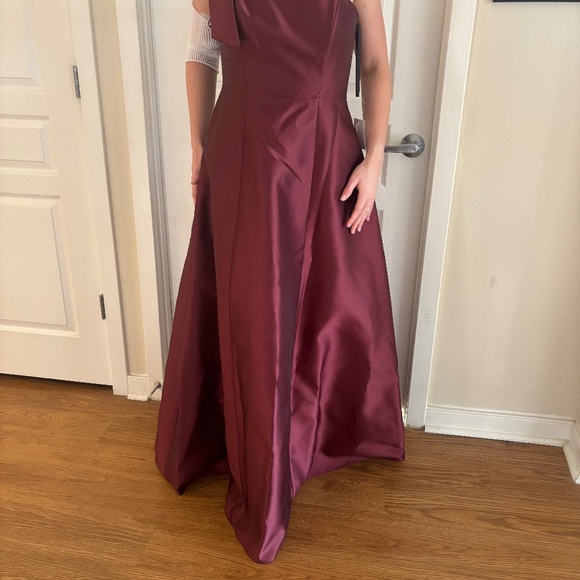 AFLRED SUN Bow One-shoulder Full A-line Satin Maxi in Cabernet - Picture 4 of 7